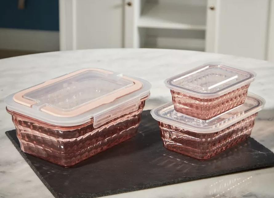 Lot de 3 Boîtes Alimentaires YL351 Ce lot de 6 pièces en plastique dur comprend 3 boîtes (500 ml, 1000 ml, 2000 ml) avec couvercles hermétiques et poignées pour un transport facile.