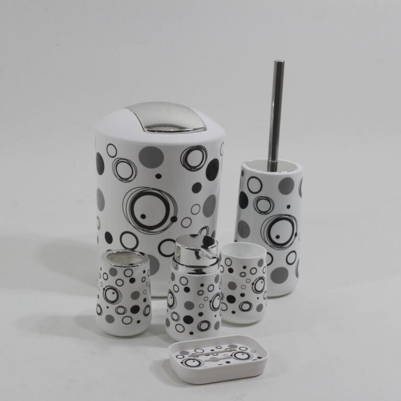 Ensemble d'accessoires salle de bain en plastique parfait pour une salle de bain Chic et moderne.  Composition : - Porte Savon - Distributeur Savon liquide - Porte Brosse à Dents - Porte Accessoires - Poubelle de Salle de Bain - Porte Balai WC