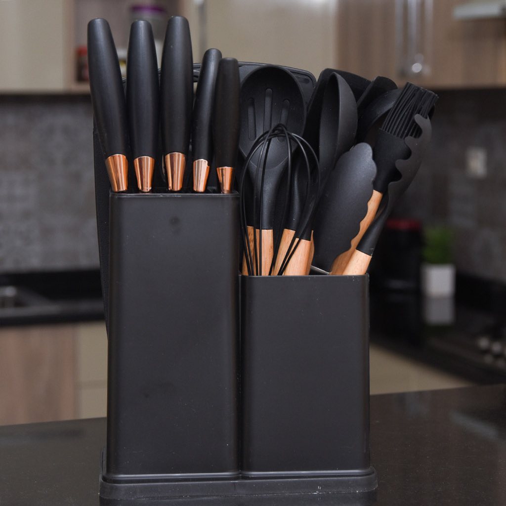 Set D'ustensiles De Cuisine 19 Pièces En Silicone - Noir Nombre de Pièces : 19 Couleur : Noir Matériau des Ustensiles : -Têtes : Silicone de qualité alimentaire -Manches : Noyau en acier inoxydable recouvert de silicone Compatibilité avec le Lave-vaisselle : Oui Résistance à la Chaleur : Jusqu'à 230°C (446°F) Sans BPA : Oui Nettoyage : Facilement lavable à la main ou au lave-vaisselle.